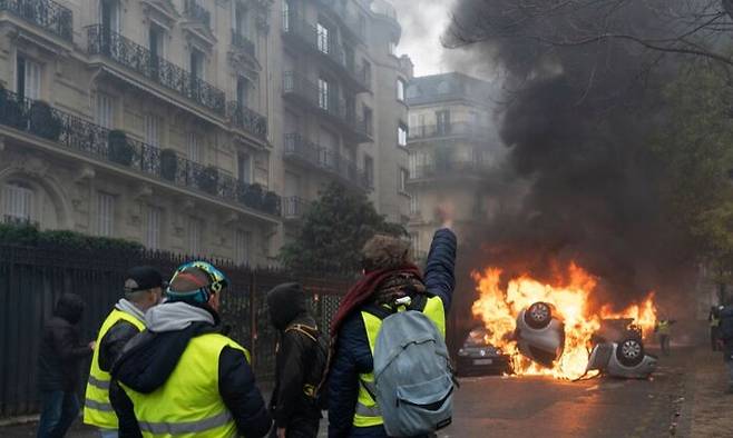 파리에서 불타오른 노란조끼 시위. 2018년. 게티이미지 코리아.