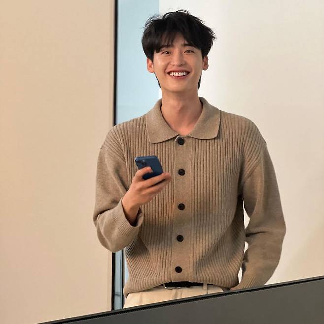 Lee Jong-suk posted an article and a photo on his instagram on the morning of the 20th, English Vinglish.The photo shows Lee Jong-suk smiling brightly. The warm-hearted figure and the dry smile are visible.Domestic and foreign fans who encountered the photos showed various reactions such as cool, lovely and I want to see.Meanwhile, Lee Jong-suk will return to the house theater in three years with TVNs new drama Big Mouth.This work is a story of digging into the people of privileged people who are stained with a huge conspiracy to protect their families in order to survive as a big fraudster Big Mouse in a day after being caught up in a murder case accidentally taken by a 10%-win living Lawyer.