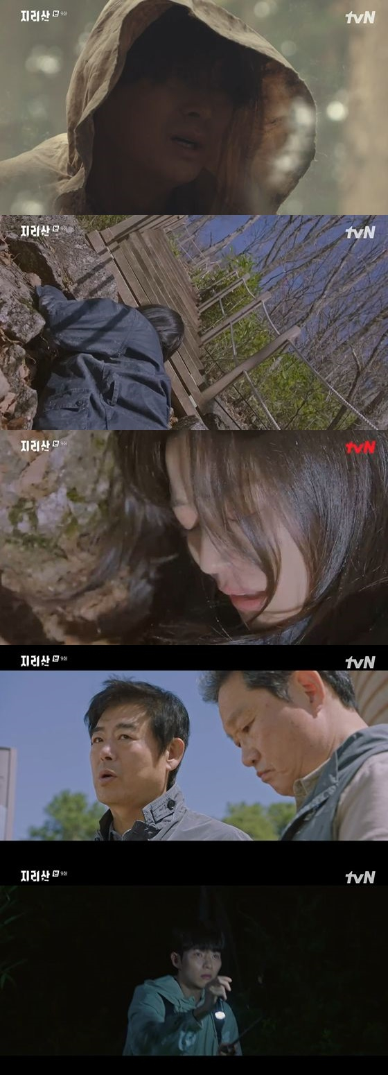 In TVNs Saturday Drama Jirisan, which aired on the afternoon of the 20th, a scene was depicted in which the Seoi River (Jun Ji-hyun) suspected Cho Dae-jin (Sung Dong-il) as the killer who killed idawon (Go Min-si).Idawon rushed down the mountain and fell, and faced a man in a Ranger suit with a bottle of yogurt. idawon said, You were surprised. What are you doing here?I looked relieved when I saw the man.The Seoi River was worried when idawon did not return; the Seoi River finally met Jeong Gu-young (Oh Jeong-se), who descended the mountain, and asked him to find idawon.But the first thing that was found in the search was idawons cell phone, which contained a voice file with a conversation with Cho Dae-jin.It was a scared voice, he said, doubting Cho Dae-jin, who was off duty on the day.Eventually, idawon was found dead. idawon was carrying the gloves of Cho Dae-jin at the time of his death.Seo-gang said, Is it really the boss? And Cho Dae-jin left for a police investigation.Meanwhile, the story of 2019 followed: Cho Dae-jin told Kim Gye-hee (Ju Jin-mo) that this person has returned to the mountain again, and mentioned Yang Geun-tak (Um Hyo-seop) who is pushing for a Jirisan cable car.Kim Gye-hee said bitterly, I will be angry again.Kim met Yang Geun-tak, who was promoting cable car promotion in Jirisan. Kim said, Have you forgotten what happened in the black bridge? I will not let it happen again.I will stop it, he warned.Kang received a link from an acquaintance. When I pressed the link, the man said ghost village. Deep night, the scene led to a black bridge.People suddenly started dying before this town disappeared, the man said, followed by a bleak light that rushed toward the man.