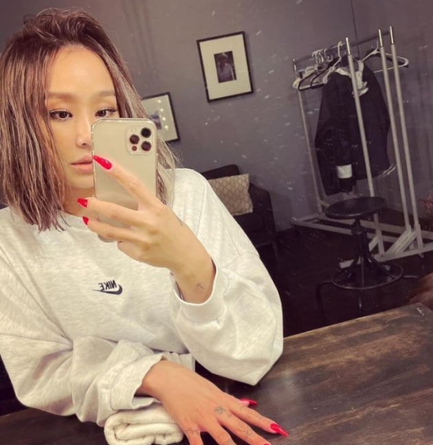 Hyolyn, a former group Sistar, robbed her eyes in a changed atmosphere.Hyolyn posted two photos on his instagram on the 21st with an article called SHOOTING.Hyolyn in the picture was impressed with a sleeker face than before: a more mature atmosphere and white skin attracts Eye-catching.Hyolyn recently made a comeback as a Sistar unit with Dasom in four years and acted as a new song Ghola of Two.