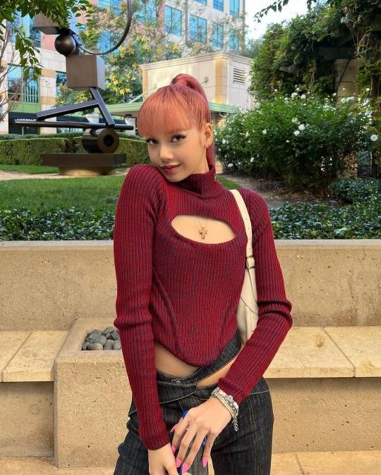 Group BLACKPINK Lisa has reported on the recent fashionable situation.Lisa posted a photo of herself outdoors on her Instagram page on Monday without comment.Lisa in the photo is wearing a unique design knit with a rounded chest and jeans with pelvis.The rather esoteric outfit of the incision design also featured fashionably and boasted a fascination visual.Meanwhile, Lisa set a record for her solo song Money (MONEY), released in September, topping 200 million streaming episodes on the music platform Sporty Pie.