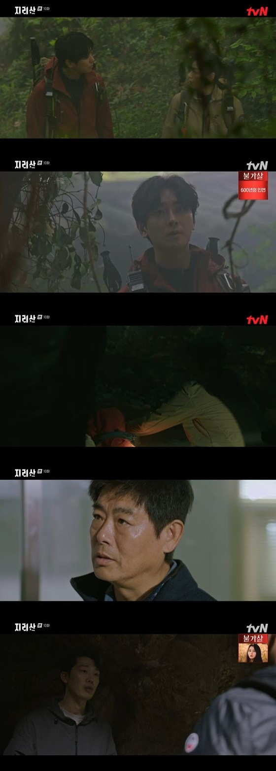 In the TVN Saturday drama Jirisan, which was broadcast on the afternoon of the 21st, the images of the Ji-jin and the gang hyun (Ju Ji-hoon) who encountered wild bears in black legs were drawn.In 1991, the story of Yang Geun-tak (played by Eom Hyo-seop) was drawn; Yang suggested installing a cable car to the residents of Black Bridge Goal.The villagers refused to leave their hometown, and Yang warned, You will definitely regret it. After that, a questionable accident began to occur in the black bridge.Time went back to 2019, and Kim Woong-soon (Jeon Seok-ho) and Park Soon-kyung (Han Dong-ho) discovered Streamers who posted black legs while patrolling.I saw a goblin fire, he said, showing signs of mental anomaly.Meanwhile, Seoi and gang hyun left the patrol, questioning the black-legged footage posted by an Internet streamer, but lost their way in The Fog.gang hyun witnessed a mysterious goblin, and the Seoi River escaped with the gang hyun and escaped into the Cave of Altamira.Cho Dae-jin (Sung Dong-il) was surprised that the Seoi River and the gang hyun were not returning from the black bridge; Cho Dae-jin said, The black bridge is different.There is a story that the mountain is possessing people. That is where it is. This was because of the memories that Cho Dae-jin had in 1991.The Seoi and the gang hyun hid themselves with the Cave of Altamira, which escaped the goblins. The Seoi River told me that the identity of the goblins was a wild bear.gang hyun found a victim hiding in a rocky gap while looking around the Cave of Altamira.The two met Jeong Gu-young (Oh Jeong-se) and Park Il-hae (Jo Han-cheol) while running.Jingu-young and Park Il-do were lost to the thick Fog, and then Cho Dae-jin (Sung Dong-il) was heard.Cho Dae-jin instructed Seo-gang to come down ahead of him and said, I have done it before, and I have killed the victim.Cho Dae-jin said to Lee Yang-sun (played by Joo Min-kyung), who was worried about the Rangers, I will save them, they are different from me.On the other hand, gang hyun, who visited the Black Bridge Gall Shelter, heard an unexpected story from Kimsol (Lee Ga-Seop). Kimsol said, The villagers left because of the goblin fire.I always saw a goblin before the village was bad. At that time, the bear did not live in the mountain. He went out and wore black gloves.