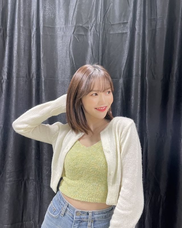 Singer Choi Hyo-jung showed off her fresh beautyOn the 22nd, Choi Hyo-jung posted several photos on his personal instagram with an article entitled I like my hair.Choi Hyo-jung, wearing a yellow croppie and white knit in the public photos, is taking various poses for the camera.Choi Hyo-jung, who smiles brightly so that all the white teeth are revealed, made the viewers excited.The fans who saw this responded such as the best of single fairy, every day is renewing Leeds and I look so good at my hair.iMBC  Photo Source Choi Hyo-jung Instagram
