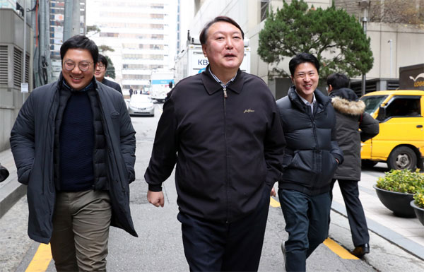 2016년 12월 당시 윤석열 국정농단 사건 수사팀장이 서울 특별검사 사무실에서 점심 식사를 하기 위해 걸어 나가고 있다. [매경DB]