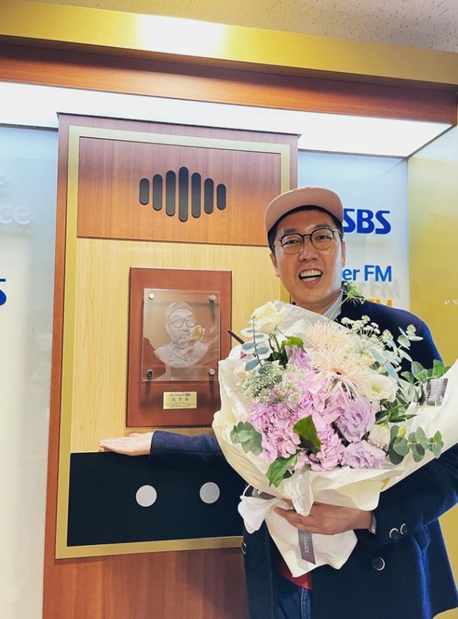 Broadcaster Kim Young-chul has expressed his feelings for 10 years on SBS radio.Kim Young-chul wrote on his instagram on November 22, Funfun Today of #Kim Young-chul on November 21, 2011 and the day of October 24, 2016 # Powerfm O-nu-ri of Kim Young-chul 10 years old!10th anniversary #voiceofsbs, he wrote.Kim Young-chul said, I just slept and slept yesterday, but today I can not believe that I felt a sense of responsibility and had a long time of my own.It is a strange Feelings mixed with various emotions, he said.I will be happy for the 10th anniversary of this day, but thanks to the listener iron Power, I give this plaque to the iron Power, he added. Thank you Moy Yat morning.The official SNS account of SBS PowerFM Kim Young-chuls PowerFM, which saw this, said, Our iron Power is the best. Congratulations on Kim Young-chul DJ.Ill see you tomorrow again, in the morning!Fernfun Today at #Kim Young-chul on 21 November 2011 and Powerfm at #Kim Young-chul on 24 Days on 24 October 201610 years old O-nu-ri! 10th anniversary #voiceofsbsI just slept and slept yesterday. Today I feel a sense of responsibility and I can not believe that I have had a long time of my own.It is a strange Feelings that mixes various emotions while thinking.The catering people told me they were listening to Moy Yat morning radio, and they would get excited and excited to meet listeners around the radio for many years.And then I grab them and ask them when they heard .# Ironpam DJ calls # IronUpdi listeners # IronFour, which has been 10 years since it filled five more years thanks to ironFour.I was grateful and congratulated with the production team while receiving various awards on the radio. Todays 10th anniversary, this 10th anniversary will be full, but thanks to the listener iron Power, this plaque is to the iron Power.Thank you, Moy Yat. Morning. Ill see you tomorrow again.