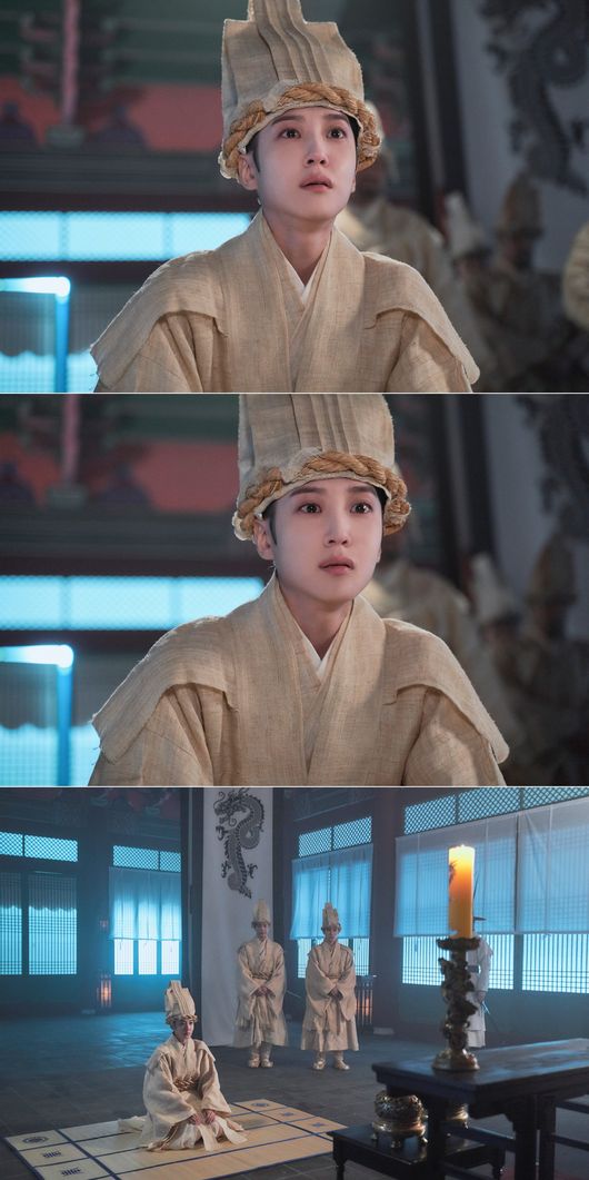 The Kings Affaction Park Eun-bins fever has been revealed. My father killed me, I say, and I feel a sense of desperation.The preview video released by KBS2s Drama The Kings Affaction (directed by Song Hyun-wook, Lee Hyun-seok, the playwright Han Hee-jung, Production Arc Media, Monster Union) shows the scenes of the victory of Lee Pil-mo.The inner tube flew a molten gun on the roof of Daejeon, shouting upper clothes, and royal people and great and small priests were dressed in mourning.In the last broadcast, Han Ki-jae (Yoon Je-moon) left the procession of Park Eun-bin, a decommissioned taxpayer who leaves Guiyang in Ganghwa-do, to his henchman Jeong Seok-jo (Bae Soo-bin), and ordered him to come with the degradation as soon as he gets the news.It is a question that raises the question of how the inverted figure he planned so secretly is related to the death of Hyejong.In the video above, the meaningful voice of Han Ki-jae, How far can I do to make you king, is eerie.Hyejong, who wished to live as a woman, had set up a hiding place in advance before deciding to abolish her.However, it seems that the Huido has come back to the palace under the victory of Hyejong, and the still cut, which is revealed together, is kneeling in front of his fathers coffin and pouring tears.If you are a backbone of your grandfather Han Ki-jae to put yourself on the floor, you can see the reason for the sad feeling that Abamama killed me.If so, as Han Ki-jae plans, whether he will finally be able to climb to the throne will be a watch point to watch on the 22nd.This is because Hui has already been deposed, and Hyejong has another son, the Confederate Grand Army (Cha Seong-je), who will succeed.Hyejong is not going to make a point and will change his fate.I am saddened to learn about my fathers sincerity only after leaving the palace, he said.I hope that he will finally be a woman and see what change he will face with the death of Hyejong.The 13th KBS2 The Kings Action will be broadcast at 9:30 pm on the 22nd.