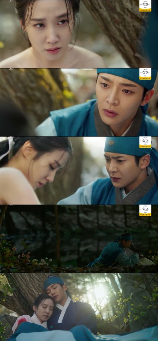 The Kings Affaction Park Eun-bin was crowned after Lee Pil-mo, who was poisoned.On KBS 2TV Mon-Tue drama The Kings Affaction, which was broadcast on the afternoon of the 22nd, a picture of Park Eun-bin, who revealed his secret to RO WOON, was drawn.When he found out that Hui was a woman, he was confused, but he treated Huis wound and thought alone.Why dont you ask me anything? he asked, I know youre surprised about me, and youre resentful of me for being deceived.I am sorry that I did not notice it early, he said.You dont have to say anything. Nothing has changed. I think the person in front of me is down.If youre down, it doesnt matter, he added, hugging Whee.Gaon (Choi Byung-chan) secretly came to Hye-jong (Lee Pil-mo) and pointed a knife at his neck. At the end of Gaons question, Why did you help yourself?I will make the world I have dreamed of with your father. Gaon did not kill Hyejong, and then the merchant ship came in with a potion.The merchant ship had been poisoned by the soup, and without knowing anything, Hyejong drank the soup and eventually vomited blood and died. Jung Seok-jo (Bae Soo-bin) went all over the place to find the missing Whi.Lee Hyun (Nam Yoon-soo) also searched the mountain with the head of the gold medal to find the whi before them.Wheel had a happy time, drawing a life after leaving with Jiun, and the two men who came down to the village were ready to change their clothes and leave.Ji-woon left for a while to buy the maid who was watching, and then he was Kidnap by the gunman.Han Ki-jae (Yoon Je-moon) told Hwi that Hyejong was dead and urged him to return to the palace.Han Ki-jae took Hui to the palace, and the great and great priests were greatly surprised by the appearance of Hui.Han Ki-jae told Dae-bae (Lee Il-hwa) that Changcheon-gun (Son Jong-hak) had committed a reverse act and asked them to choose whether it was a desolate or not.In the end, Han Ki-jae took the Changcheon-gun, the middle war (the hand-held), and the modern army in the reverse of the murder of the king, and forced Hui to threaten the life of the people of Hui.Lee Hyun tried to stop the Whip from being dragged to the East Palace, but it was not enough; the stone was slapped and told to go back to the palace, but Jiwoon went into the palace to get the Whip out.After all, Hui, who decided to become Wang Yi, said to Han Ki-jae, Wang Yi. One request. Save the modern army. Promise me that my people will not touch.Ill be willing to be your uncles doll, Han said, and promised him, you promised me, youll be with me.Its not too late, he said, but he cried, You must not come to me now. Then he took the throne and took the kings seat.Capture the screen of The Kings Action