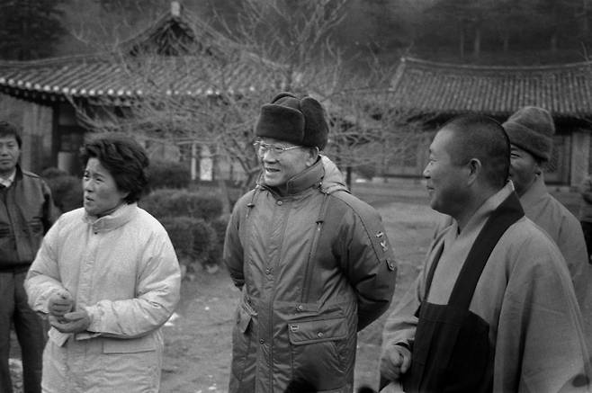 1988년 11월 23일 백담사에서 전두환 전 대통령 내외가 경내를 둘러보며 스님의 설명을 듣고 있는 모습./연합뉴스