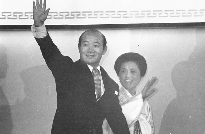 지난 1981년 3월 3일 전두환 대통령과 영부인 이순자 여사가 취임식장에서 참석인사들의 박수에 손을 들어 답례하고 있다. /조선일보 DB