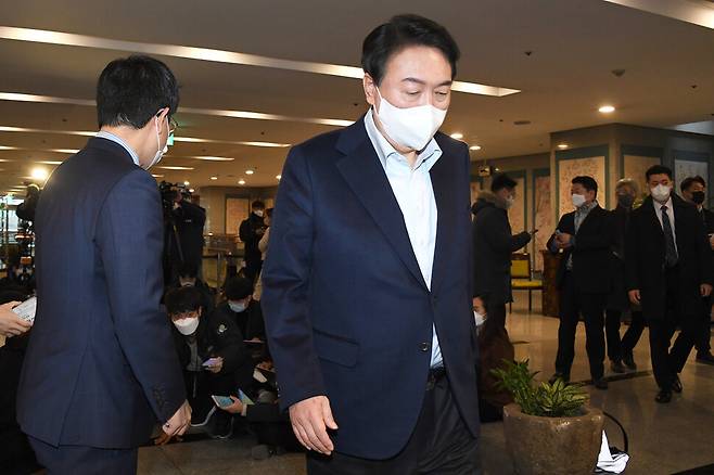 국민의힘 윤석열 대선 후보가 23일 서울 여의도의 한 식당에서 당내 경선에서 경쟁했던 후보들과 오찬을 하기 위해 이동하고 있다. 연합뉴스