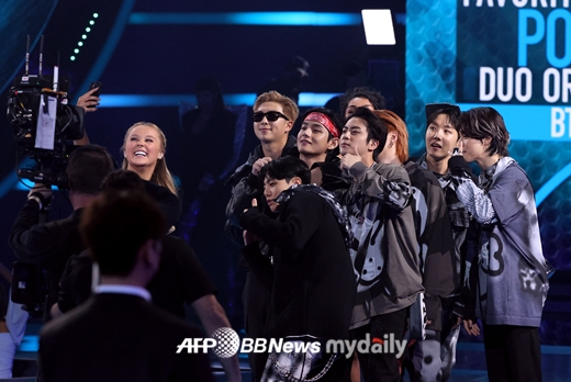Group BTS (RM, Jean, Suga, Jay-Hop, Jimin, V, Jungkook) has also proved hotly popular in United States of America.On the 22nd (Korea time), BTS attended the 2021 American Music Awards (AMA) at the United States of America Los Angeles Microsoft Theater.They won three gold medals in the category of The Artist City of London The Year, Favorite Pop Duo or Group and Favorite Pop Song.In particular, the Grand Prize winner The Artist City of London The Year is the first Asian singer to have a meaning.The only measure of BTS global popularity is whether it is awarded.Whenever Cardibi, who was in charge of the proceedings, called the name of BTS, cheers came out from the audience, and when the faces of BTS members were caught on camera, the sound grew louder.Two BTS stages followed by a pod.Even before the Prime Minister was confirmed, the audience cheered on them, shouting BTS! BTS!During the event, the overseas Celebs steps to ask for a photo to BTS sitting in the seat were constant.Famous YouTuber Jojo Siwa took the stage as the Payborit Pop Iruvar/group award-winning presenter, naming BTS and also filming selfies on the spot.There were stars who claimed to be fans themselves, and Sean Stockman, a member of Boys to Men, has always revealed his fanship by covering Jimins songs.Sean Stock took his daughter to the BTSs seat at the AMA Event, greeted her with a hug, and took a commemorative photo.Billboards news host Tetris Kelly also released face-to-face footage with BTS, saying: Boys, thats actually happening!He has revealed that he is a steam fan enough to write BTS and Jimin in personal SNS introduction article.I love BTS a lot, too, but my daughter really likes it, Cardibi said in an interview before Event.In fact, I could have released the album with BTS, but the plan was broken because I had just released the album. But I love BTS. Chloe Bailey also revealed her selfie with BTS, saying, Do you see how happy I am?BTS staged Coldplay, My Universe joint performance and Butter on the day.The Butter performance, which was honored with the Payborit Pop Song, melted BTSs special love for fans through the composition of yellow hearts turning into purple hearts in the lyrics Theres Amy Behind Us.Meanwhile, BTS will hold the Concert BTS PRMISSION TO DANCE ON STAGE at the United States of America Los Angeles Sofai Stadium from 27th to 28th and 1st December.