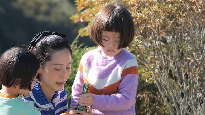 Kim Na-young spent a meaningful time searching for Shin-Urayasu Station, Lee Joon brothers and Mothers Oxygen.At JTBCs Brave Solo Parenting - I Raise It (hereinafter, I Raise It), which airs at 9 p.m. on November 24, Kim Na-young takes Shin-Urayasu Station and Lee Joon brothers to visit Oxygen of Mother.Kim Na-young said, I missed my mother so much on my birthday a while ago. He explained why he went to Oxygen in Mother with his children.Shin-Urayasu Station, Lee Joon brothers were more than ever, especially when they showed their grandmother drinking and bowing, making all the performers clunky.Kim Na-young, who recalled her breakup with Mother, couldnt stand the tears.Elementary school entrance ceremony One day before, Kim Na-young finally left Mother to see Mother cleaning the room.At a young age, Mother was opened and Kim Na-young was hurt. Adults hid Mothers death, but Kim Na-young confessed that she had felt Mothers death and separated into her heart alone, making everyone cry.Kim Na-young said, I think that the way of my mother who had to leave me young now was too heavy, he said.