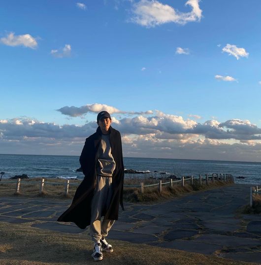 Actor On Joo-wan has released a Busan travel certification shot.On the afternoon of the 23rd, On Joo-wan posted several self-portraits on his personal SNS, saying, #Busan # The son on the anniversary of his parents marriage ~ became a family trip.On Joo-wan said, The sea that I see for a long time is still good ~ Photo by my sister.On Joo-wan in the photo shows a unique physical on the picturesque Busan beach.On Joo-wan shot a global woman with a clear eye, a small face and a superior ratio from afar.On the other hand, On Joo-wan is currently appearing on MBC every1 Endful Love.on joo-wan SNS