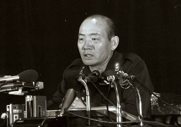 제11·12대 대통령을 지낸 전두환 전 대통령이 23일 사망했다. 사진은 1979년 11월 6일 전두환 당시 계엄사 합동 수사 본부장이 박정희 전 대통령 사망사건 관련 발표를 하고 있는 모습. 2021.11.23. 연합뉴스