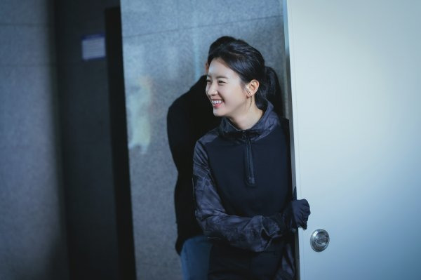 Han Hyo-joo, Park Hyung-sik show a more glowing co-work in DangerThe production team of the original Teabing Happiness (playplayed by Han Sang-woon, directed by Ahn Gil-ho) released the behind-the-scenes cut of Han Hyo-joo and Park Hyung-sik, which completed the New Normal City thriller with high synergy on the 23rd.Yunsae Spring (Han Hyo-joo) and Jung Ihyun (Park Hyung-sik) rely on each other and are fighting for Earth 2.The two people who struggle to protect the public good among the residents of the apartment who are exposed to fear and express their desires and selfishness gave a thrilling catharsis in the breathtaking tension.Happiness is realistically depicting the confusion and fear that the new Infection disease has brought.The confusion of those who faced today, which changed from yesterday, has been intensely sympathetic with the present age, which experienced pandemics (contagious pandemics).Now that I realize how precious a normal day with people is, I am attracted to those who struggle to regain the Happy that will not come back.At the center is Han Hyo-joo, Park Hyung-sik, who focused on characters and added strength to the production that emphasized psychological change.The chemistry of the two actors, which perfectly depicts the relationship between the 13 year old Yunsae spring and Jung Ihyun, which make you smile even in a tense tension, is another observation point.The secret of the synergy between Han Hyo-joo and Park Hyung-sik, which are the best in ability and excitement, is also conveyed in the public behind-the-scenes photos.The two men who started Earth 2 in the blocked apartment faced a more brutal reality than the madness.The discrimination between classes in one apartment was bitter, and the fear brought by Infection disease brought another catastrophe.The two Choices move to keep their precious daily life rather than avoid the danger is like hope in extreme confusion.The performance of the two people who are skilled and unrestrained as police commandos and homicide detectives makes the story of the future more interesting.The scene of the reversed filming of the lunch box commando, which had sweat in the hands in the last broadcast, also attracts attention.In the situation of being isolated in 101, the journey of those who formed to look at the outside movement and to get food added tension.The actors cheerful man, who has been talking for a while while talking about the break time, gives a warm heart.Infection disease is spreading out of control, and the development of therapeutic drugs is unclear.Public values began to collapse in the Earth 2 threat, and other East Infections penetrated 101, leading Danger to its peak. It is not safe outside.The access control area spreads, and support does not know how long.Yunsae Spring and Jung Ihyun in Danger, which have no end in sight, wonder if they can secure safety by keeping the public line until the end.The production team said, Yunsae spring and Jung Ihyun are like small hopes in Danger.Please pay attention to what kind of Choices the two struggling people in the more intense Danger are going to do in fear of Infection disease, in the confusion of people who are colliding, he said. Watch what the changes in apartment residents who are threatened by Earth 2 will also result.Happy is released every Friday and Saturday at 10:40 pm on Teabing and TVN.