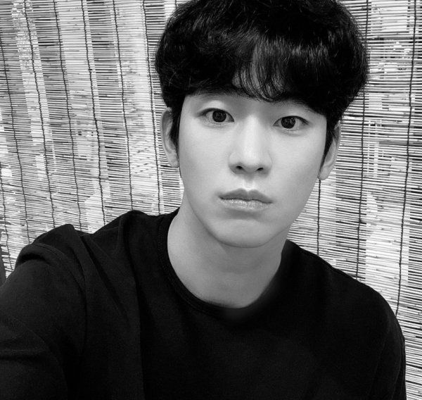 Actor Kim Soo-hyun shows off her beauty as she ripped off cartoonKim Soo-hyun posted a selfie on his Instagram page on Sunday without much phrase: In the black and white photo, he boasted more colorful features than anyone in his modest styling.Fans reacted enthusiastically to the warm visual.Kim Soo-hyun returns to the Coupang play series One Day.One Day (director Lee Myung-woo) is an eight-part hardcore crime drama depicting the fierce survival of a Hyun-soo Kim (Kim Soo-hyun), who became a suspect in a night-time murder in an ordinary college student, and a prudent third-class lawyer (Cha Seung-won), who does not ask the truth.It will be first unveiled on November 27 (Saturday) at 0 (Friday 12 p.m.).