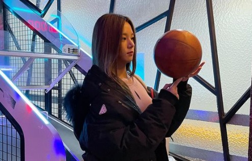 Ahn Sol-bin of group LABOUM reported on the latest.On the afternoon of the 23rd, Ahn Sol-bin posted two photos on his instagram without any phrase.In the photo, Ahn Sol-bin took a picture in front of the game room in the arcade basketball game room. The expression of Ahn Sol-bin staring at the basketball ball was cute.Also, he posed as if he was going to shoot right away and made a smile and made the fans feel heartbreaking.On the other hand, group LABOUM, which Ahn Sol-bin belongs to, is meeting fans with the title song Kiss Kiss of the mini 3rd album BLOSSOM.