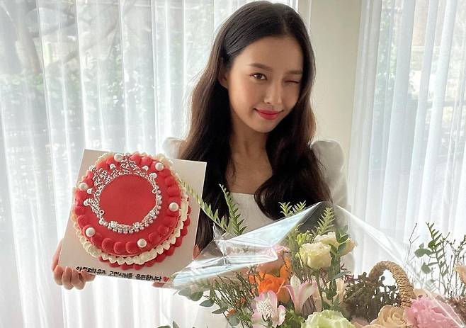Actor Go Min-si showed off her goddess visuals.Go Min-si posted several photos on his Instagram account on Sunday without comment.In the photo, Go Min-si showed off her innocence in a white dress, and with an elegant wave hairstyle, she emanated the goddess beauty, and she responded with a wink to flowers and cake gifts.Go Min-si also caught the eye with pure and provocative charm on the set.Fans cheered with comments such as Its so beautiful, Its a princess, Its cute, The perfect goddess, The cake is not down.On the other hand, Go Min-si appeared as idawon in TVN Saturday drama Jirisan.