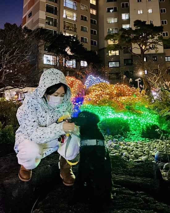 Lee Seung-yeon posted a picture on his 23rd day with his article Christmas already in front of the community center in front of the house.Lee Seung-yeon in the open photo is walking with his dog. The warm atmosphere of the apartment complex decorated with colorful lighting and decorations catches the eye ahead of Christmas.On the other hand, Lee Seung-yeon married a Korean-American businessman and had a daughter.Photo: Lee Seung-yeon Instagram