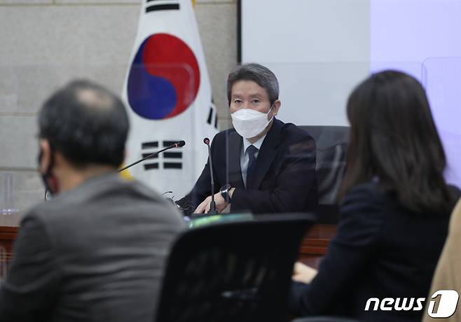 이인영 통일부 장관이 24일 오전 서울 종로구 남북회담본부에서 열린 출입기자단 간담회에서 질문에 답변하고 있다. 2021.11.24/뉴스1 © News1 신웅수 기자