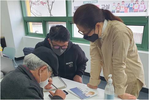 ‘찾아가는 스마트 교실’을 통해 천천히 스마트폰 사용법을 배울 수 있다.