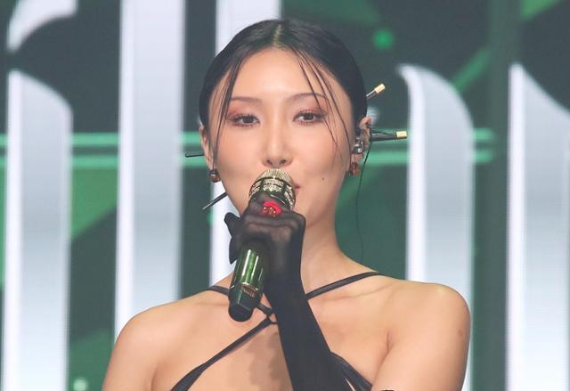 Group MAMAMOO Hwasa has been wandering in the Solo vacancy of one year and five months since his previous work Mary.What is the story in his meaningful Confessions?Hwasa hosted a media showcase commemorating the release of the 24 Days new single, Guilty Pleasure.In this album, Hwasa conveys the courage and comfort message of authenticity on the theme of Gilty Pleaser.I came back as a new single in a year and five months, Hwasa said on the day, and in fact, I did not enjoy that time (emptiness) a lot.I think I have been wandering a lot because of the previous Hwasa and the present Hwasa growing up, he said. I have had a lot of bitter experiences to grow musically higher.The troubles were long, and the depths were deep, he said.This trouble with Hwasa led to the birth of the new album title Gilty Pleaser.Gilty Pleaser means sincere, but happy act I do. I have been through a lot of wandering time for a year and five months, and when I see the style of music all the time, I got pleasure while overdoing myself.I have made this the subject of my thoughts that I will fit in with Gilty Pleaser now. Hwasas new title song Im a Light is the first song Hwasa collaborated with a foreign producer as Solo, featuring addictive strong hooks and distinctive grubby voices.What is the message he wants to convey to IM-light (B)? In response, Hwasa said, When Mary was a little heavy (Message) was a little heavy.So I tried to relieve the weight. I wanted to contain a little more pleasant poison. I think I can describe it as a pleasant poison. Hwasas new single, Gilty Pleaser, will be released at 6 pm on the main music site.