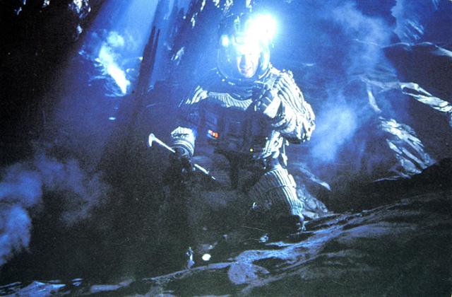 1998년 제작된 미국 영화 '아마겟돈'의 한 장면. 영화에서 우주인들은 지구 충돌이 예상되는 소행성에 착륙해 핵폭탄 등을 이용, 궤도를 바꾸려고 시도한다. 한국일보 자료사진