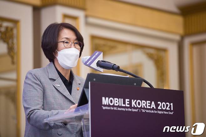 임혜숙 과학기술정보통신부 장관과 이동통신3사 최고경영자(CEO)들에 네트워크 투자 확대를 당부했다. 이에 CEO들 역시 지난해 수준의 설비투자를 약속했다. (과학기술정보통신부 제공) 2021.11.23/뉴스1 © News1 유승관 기자