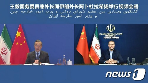 왕이 중국 외교부장(왼쪽)과 호세인 아미르압둘라히안 이란 외무장관. <출처=중국 외교부 홈페이지>