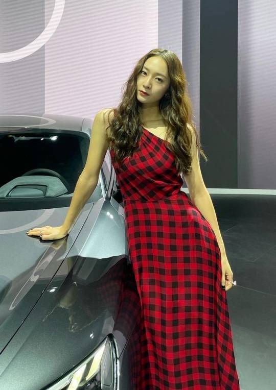 Singer and Actor Jung Soo-jung boasted a chic charm.Jung Soo-jung posted a photo of her in a checkered long dress on her Instagram on Saturday.Jung Soo-jung in the public photo took a chic pose in anticipation of a car brand car that he is in charge of as a public relations ambassador.He boasted a slim body line with a long dress that revealed one shoulder, and he focused his attention on his unique attractive expression and atmosphere.Meanwhile, Jung Soo-jung recently confirmed the appearance of KBS2 new drama Crazy Love.