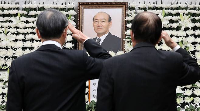 23일 오후 서울 서대문구 신촌세브란스병원 장례식장에 마련된 故 전두환 전 대통령의 빈소에서 조문객들이 고인을 향해 거수경례하고 있다. /뉴시스
