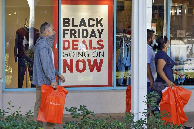 작년 블랙프라이데이에 미국 플로리다의 한 상점에 내걸려 있던 할인 판매를 알리는 문구. /AP 연합뉴스