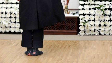 2021년 11월 24일 서울 서대문구 세브란스병원 신촌장례식장에 마련된 故 전두환 전 대통령 빈소에서 한 조문객이 거수경례를 하고 있다. /오종찬 기자