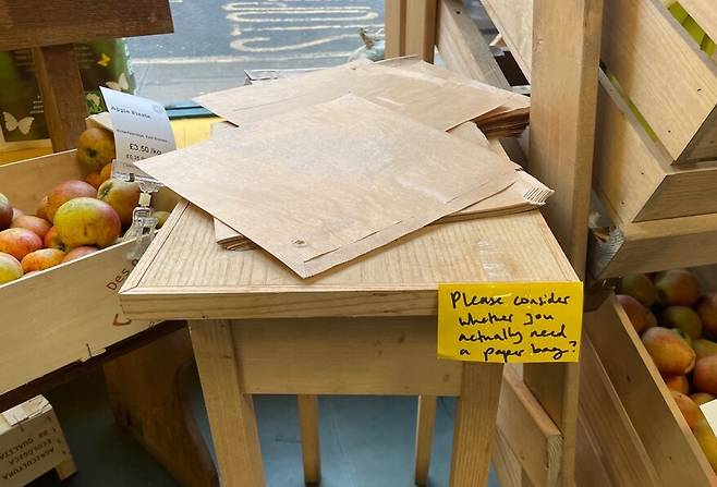 지난 11일 찾은 영국 글래스고 파틱 지역의 ‘로카보르’(locavore) 매장. 종이봉투 아래에 ‘종이봉투가 실제로 필요한지 고려해달라’는 안내 문구가 적혀있다.