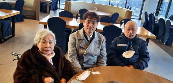 24일 서울대 교수회관에서 만난 이순난(90)씨와 두 아들. 정희윤 기자