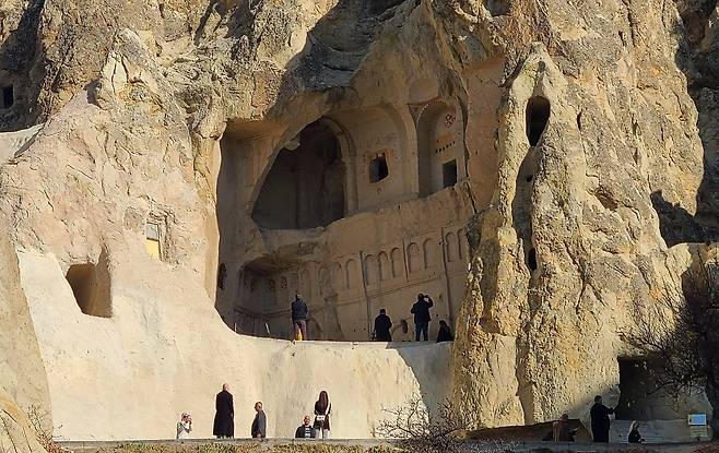 괴레메 야외 박물관 어둠의 교회 외부. 괴메레 야외 박물관엔 이렇게 생긴 동굴 교회가 서른 개나 있다.