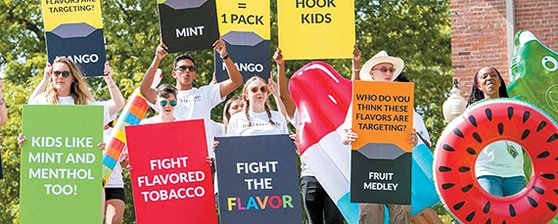 지난해 3월 미국 청소년들이 각종 과일 맛이 나는 전자담배 마케팅 문제점을 제기하면서 금연 캠페인을 펼치고 있는 비영리 단체 ‘담배로부터 안전한 아이들을 위한 캠페인'(CTFK:campaign for tobacco-free kids)의 활동가들. [사진 CTFK]