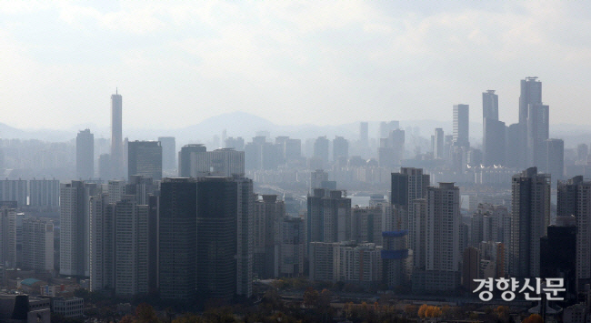 종합부동산세 고지서가 발송된 22일 남산에서 바라본 서울시내 아파트 전경. 기획재정부가 공개한 2021년 종부세 고지 내용에 따르면 올해 주택분 종부세 고지 인원은 94만7000명, 고지 세액은 5조7000억원이다. 강윤중 기자