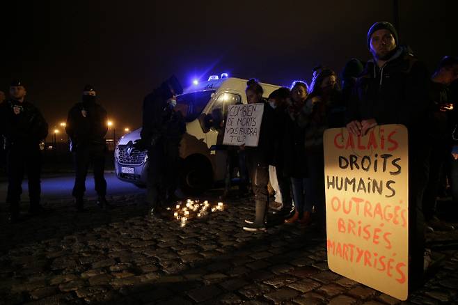 프랑스 북부 칼레 항구 인근에서 24일(현지시간) 인권활동가들이 난민의 안전한 이동을 촉구하는 시위를 벌이고 있다. 이날 영불해협을 건너 영국으로 향하던 난민들이 타고 있던 보트가 전복돼 수십명이 목숨을 잃었다.   칼레｜AP연합뉴스