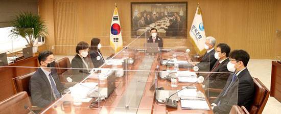 이주열 한국은행 총재가 25일 오전 서울 중구 한국은행에서 열린 금융통화위원회 본회의에서 회의를 주재하고 있다. (한국은행 제공)