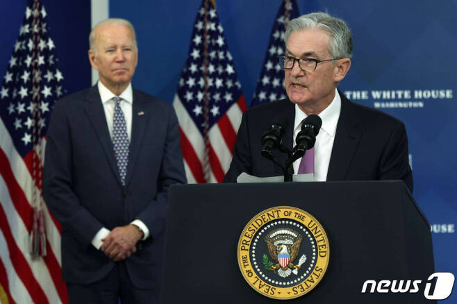 제롬 파월 연방준비제도(Fed) 의장이 22일(현지시간) 워싱턴 백악관에서 조 바이든 대통령의 유임 발표 뒤 소감을 밝히고 있다.  /AFP=뉴스1