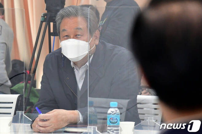 김무성 전 의원이 8일 서울 마포구의 현대빌딩에서 열린 국민의힘 마포포럼에서 웃고 있다. /사진=뉴스1
