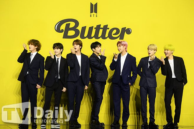 While group BTS (BTS) received the grand prize at the American Music Awards, attention was focused on whether or not to benefit from military service, Korea Military did not conclude this.On the 25th, the National Assemblys Korea Military Committee Subcommittee on Legislation discussed the amendment of the Military Service Act, which allows popular culture artists who have promoted the national government to provide alternative services such as volunteer activities instead of military service.At the meeting, the pros and cons of the ruling and opposition parties were tense, and it was reported that they could not reach a conclusion and decided to discuss further after the public debate process.Some lawmakers said it is reasonable to give them a Military Service Exception in consideration of the enormous economic ripple effect caused by BTS.However, it was suggested that the current system that allowed alternative services to winners of specific art contests at home and abroad was unfair, and that the Military Service Exception System itself should be eliminated at all.Among them, the Ministry of National Defense said in a regular briefing that it is necessary to be cautious about the issue.Considering these circumstances, it is difficult to choose and need to be cautious to expand the inclusion of art and sports personnel, said Ministry of National Defense spokesman, referring to the trend of declining military resources due to population decline and the need for social consensus on fair military service implementation.This is actually being interpreted as an open position.It is noteworthy that BTS will be able to replace military service as an art sports agent close to military service exemption after receiving military service postponement last year.