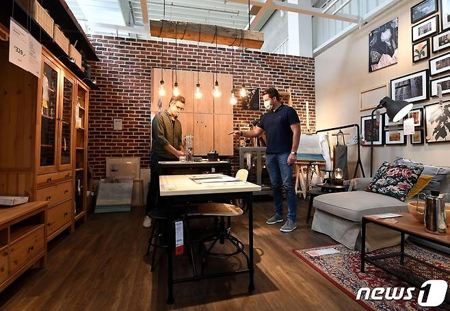 2일(현지시간) 오스트리아 수도 빈에 위치한 이케아 매장에서 마스크를 쓴 두 남성이 구경을 하고 있다. 2020.05.02 © AFP=뉴스1