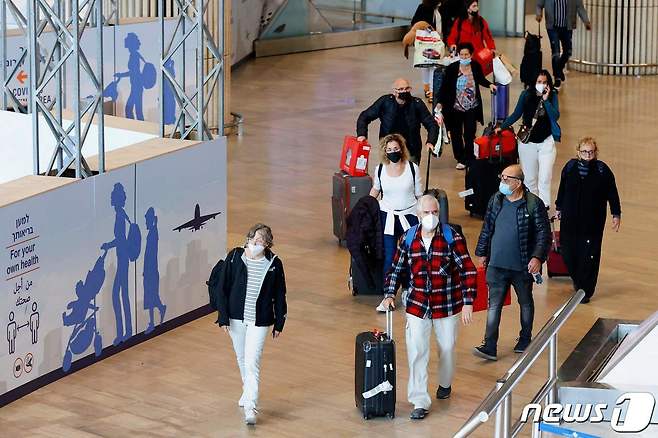 1일(현지시간) 이스라엘 로드 인근 벤 구리온 공항에서 여행객들이 걸어오고 있다. 2021.11.01 © AFP=뉴스1