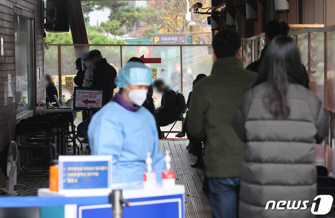 서울 송파구보건소에 마련된 신종 코로나바이러스 감염증(코로나19) 선별진료소를 찾은 시민들이 검체검사를 받기 위해 줄을 서 있다.© News1 이재명 기자