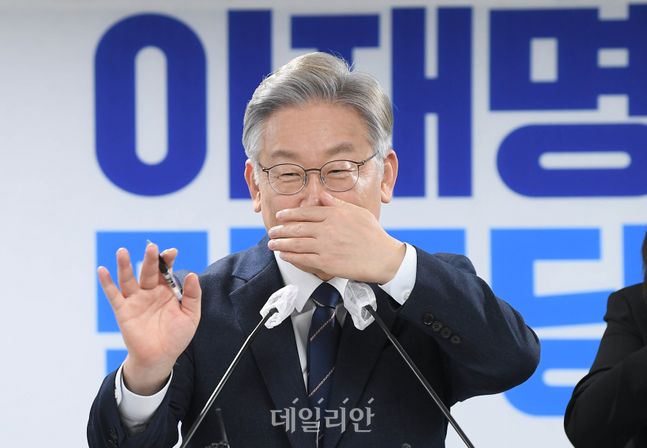 이재명 더불어민주당 대선 후보가 24일 서울 여의도 더불어민주당사에서 열린 기자간담회에서 웃음을 짓고 있다.(공동취재사진) ⓒ데일리안 박항구 기자