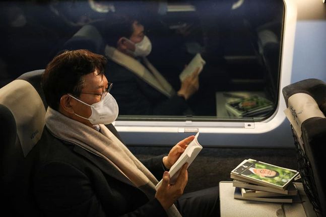 송영길 더불어민주당 대표가 21일 울산으로 가는 기차 안에서 이재명 대선 후보 관련 책을 읽고 있다. ⓒ송 대표 페이스북