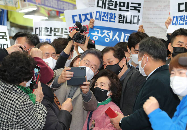 더불어민주당 이재명 대선후보가 26일 오전 전남 목포시 동부시장을 방문, 시민들과 사진을 찍고 있다. 연합뉴스