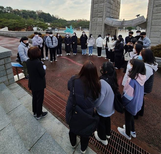 지난 24일 광주시 북구 운정동 국립5·18민주묘지를 찾은 전남 영암 삼호고 학생들이 5·18 항쟁 이야기를 듣고 있다. 국립5·18민주묘지 관리사무소 제공